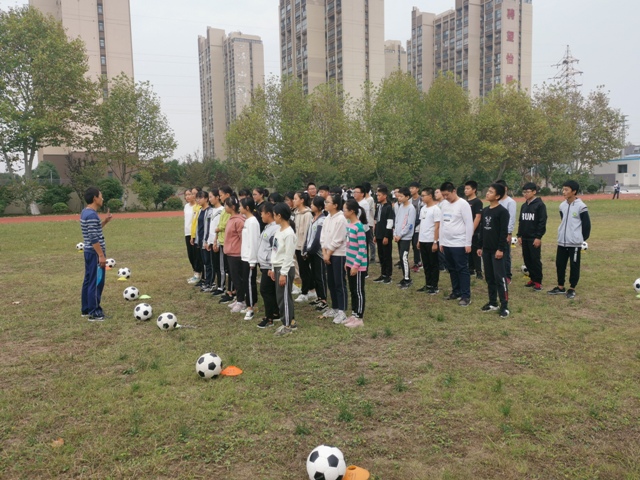 智慧体育在教学中的应用——中学体育教师研训工作在新集中学举办